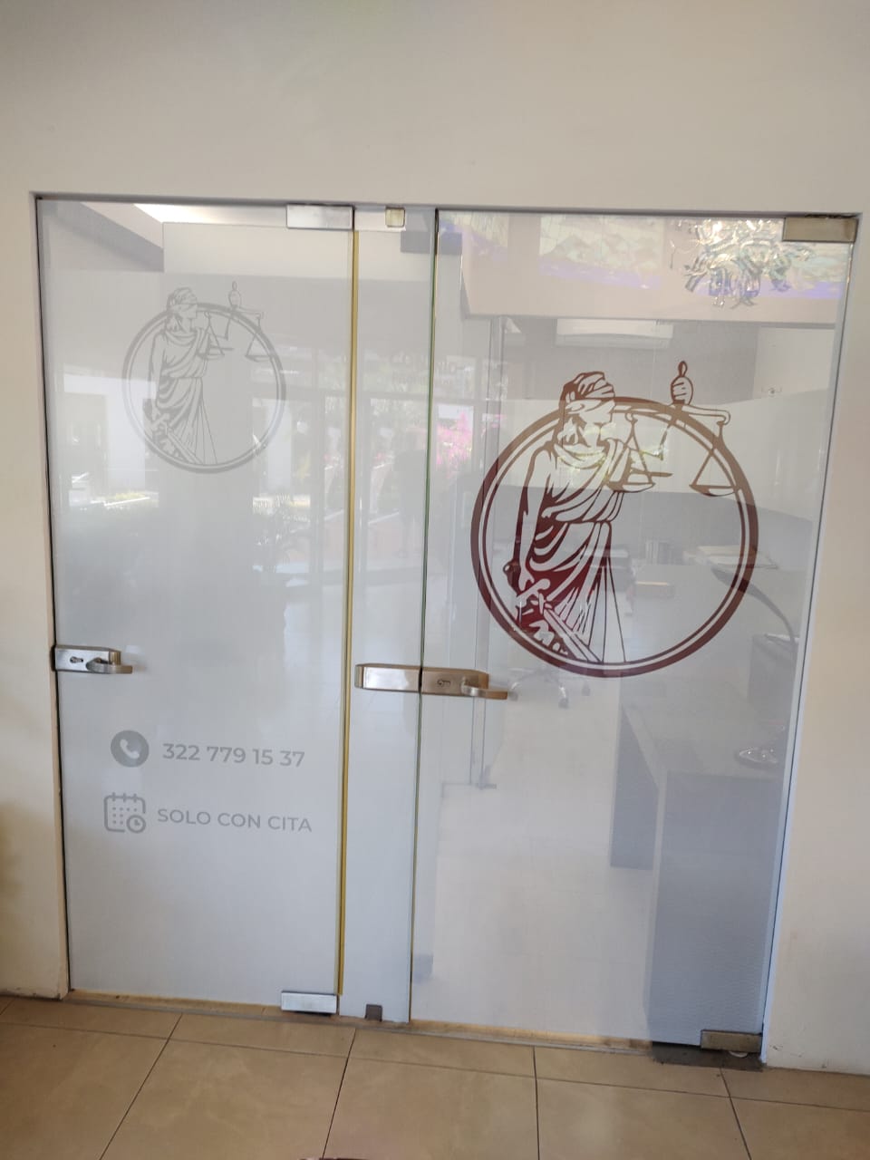 Puertas de cristal con privacidad esmerilada para despacho jurídico