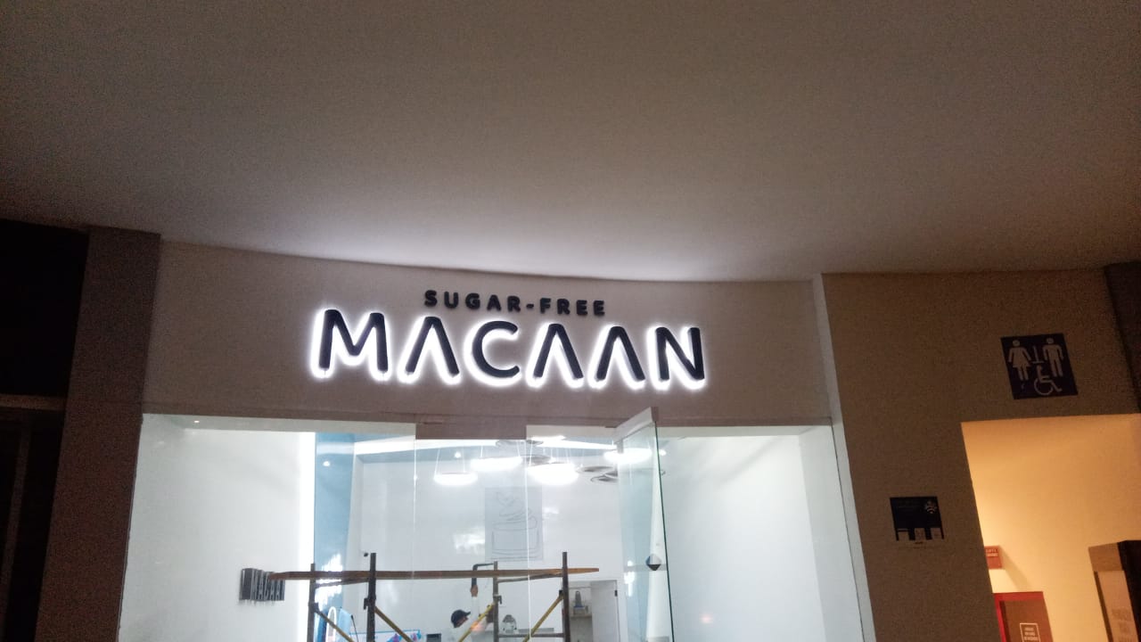 Letras retroiluminadas Macaan en vista nocturna
