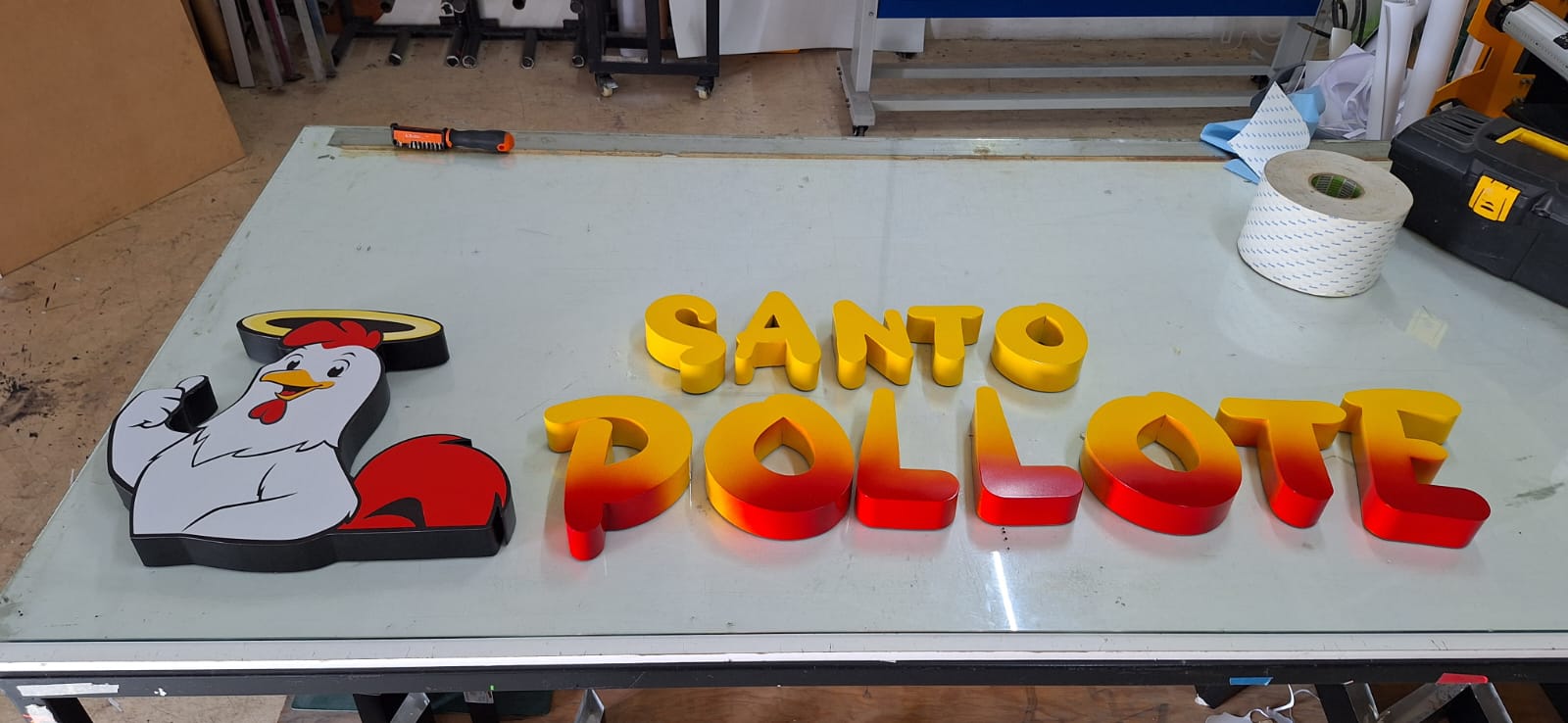 Letrero Santo Pollote en fabricación