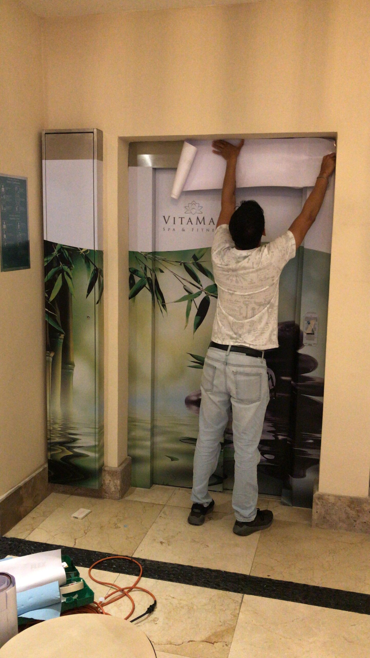 Instalación de gráficos impresos en elevador Vitamar
