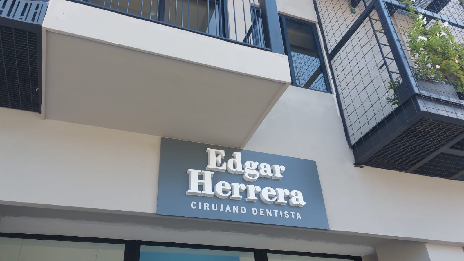 Letrero Edgar Herrera