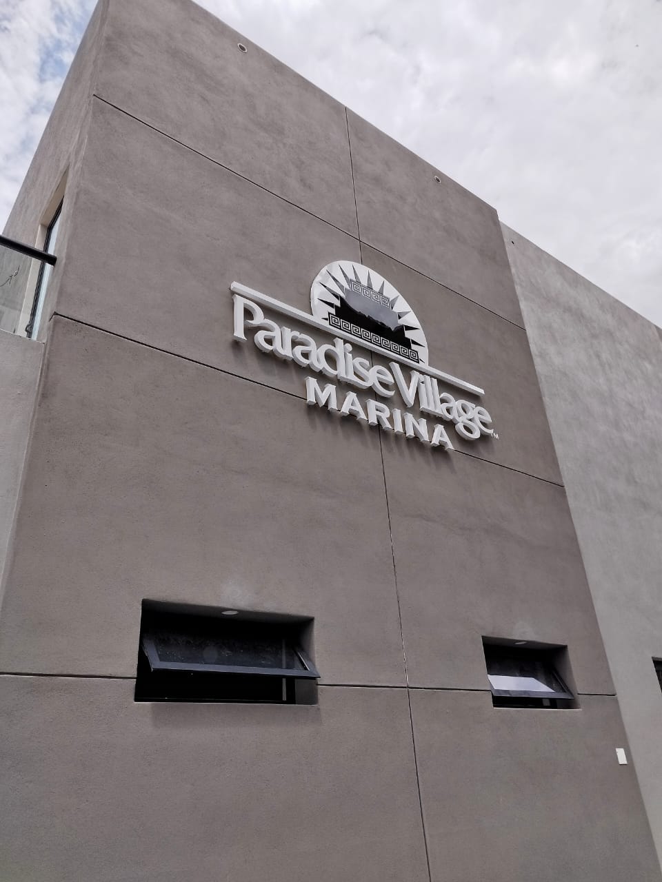 Letrero Paradise Village Marina