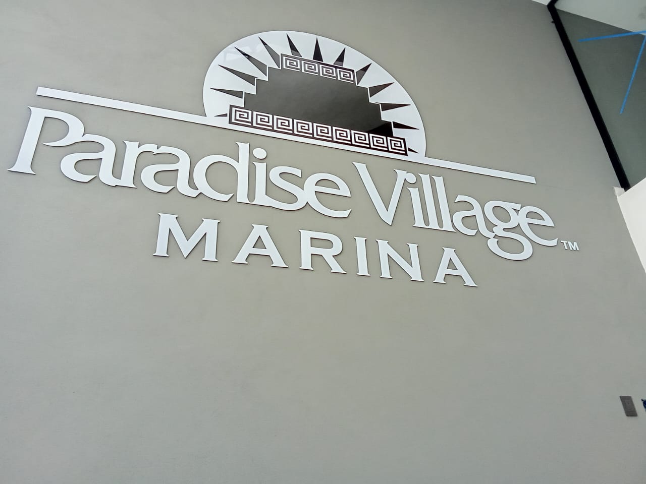 Letrero arquitectónico de Paradise Village Marina