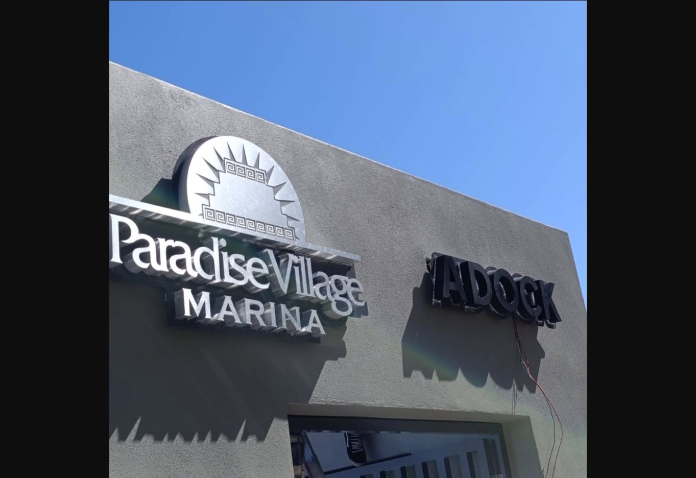 Letrero Paradise Village Marina