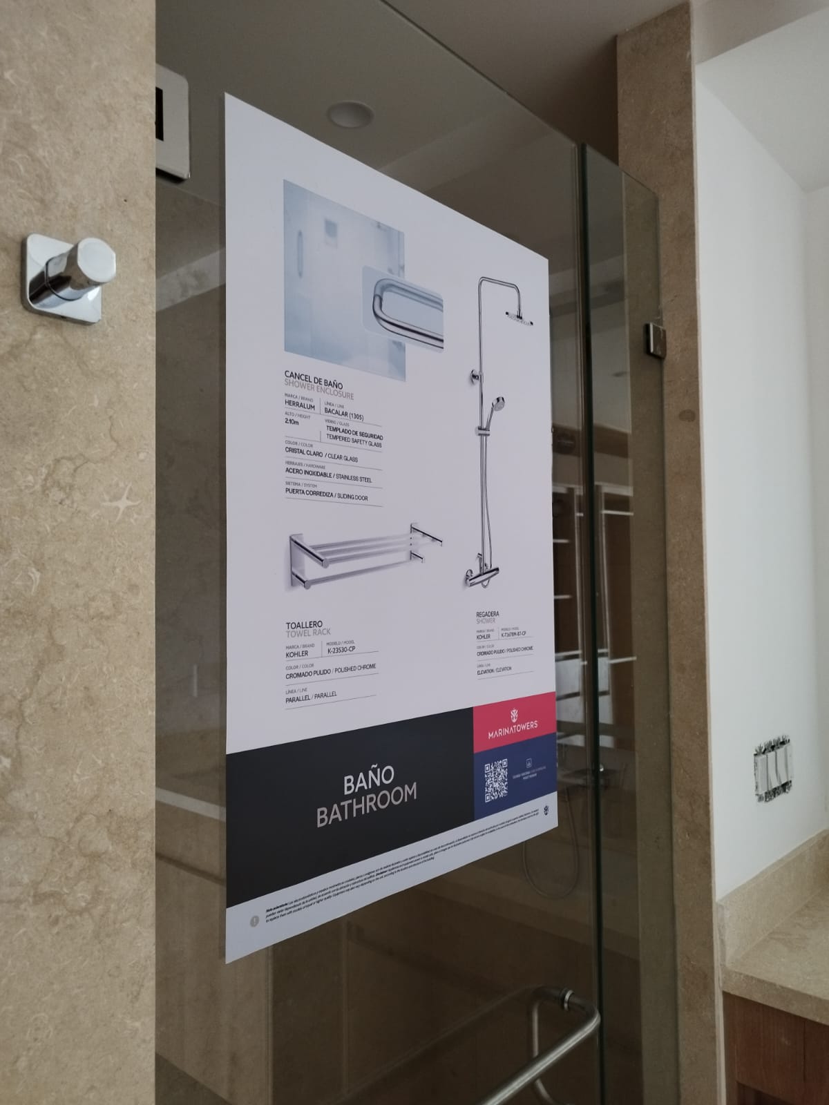 Información gráfica impresa sobre cristal en baño muestra